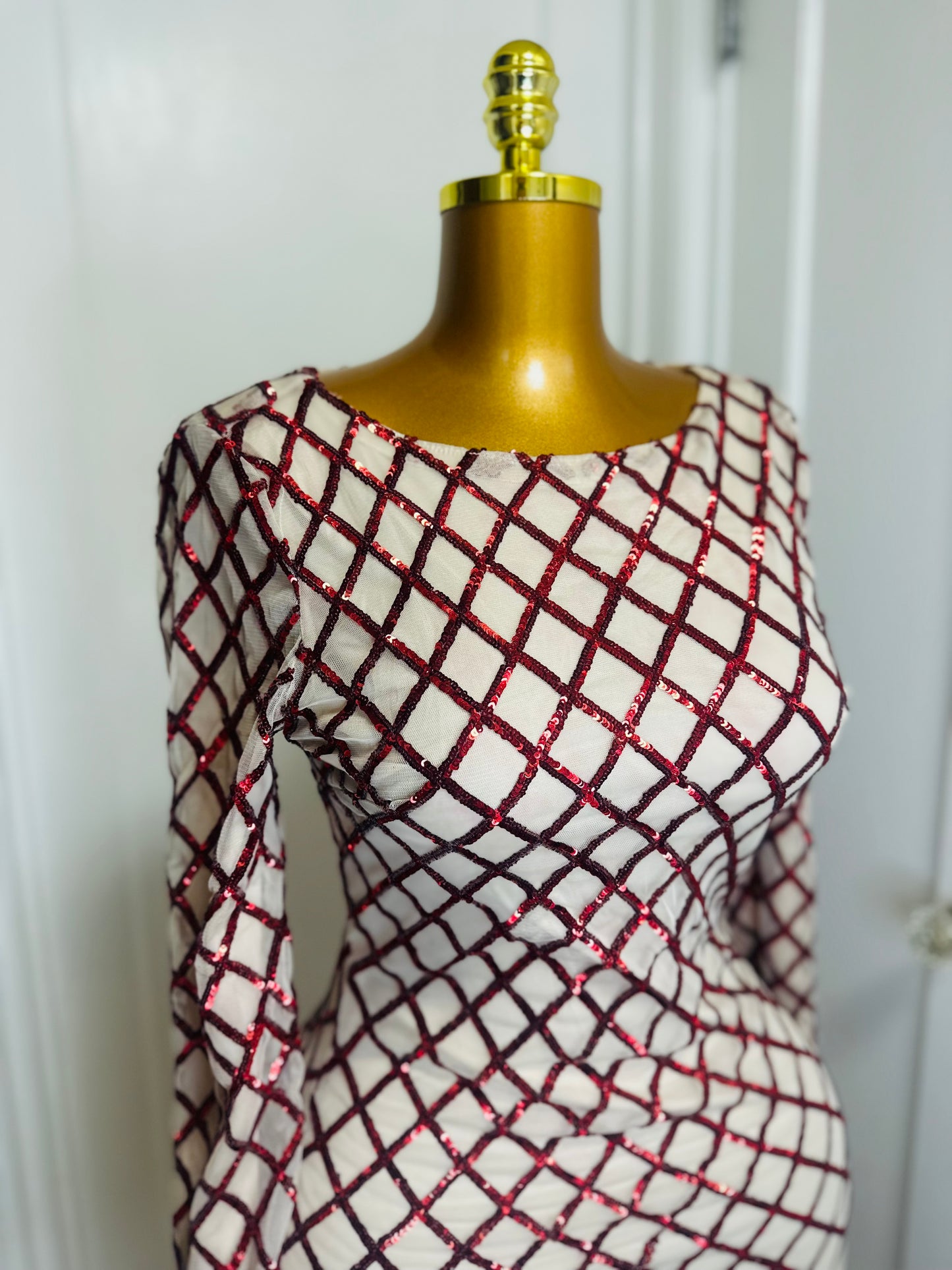 Vestido blanco de fiesta con lentejuelas rojas