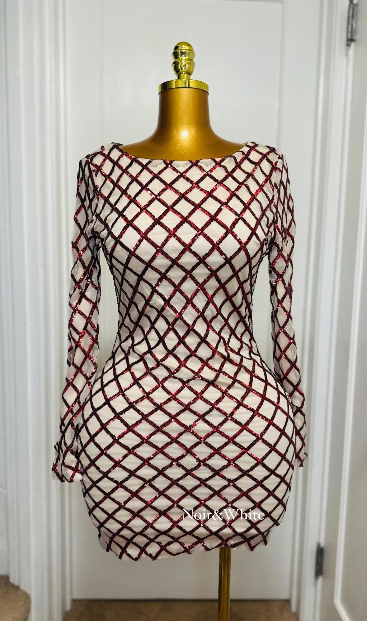 Vestido blanco de fiesta con lentejuelas rojas