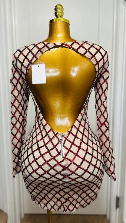 Vestido blanco de fiesta con lentejuelas rojas